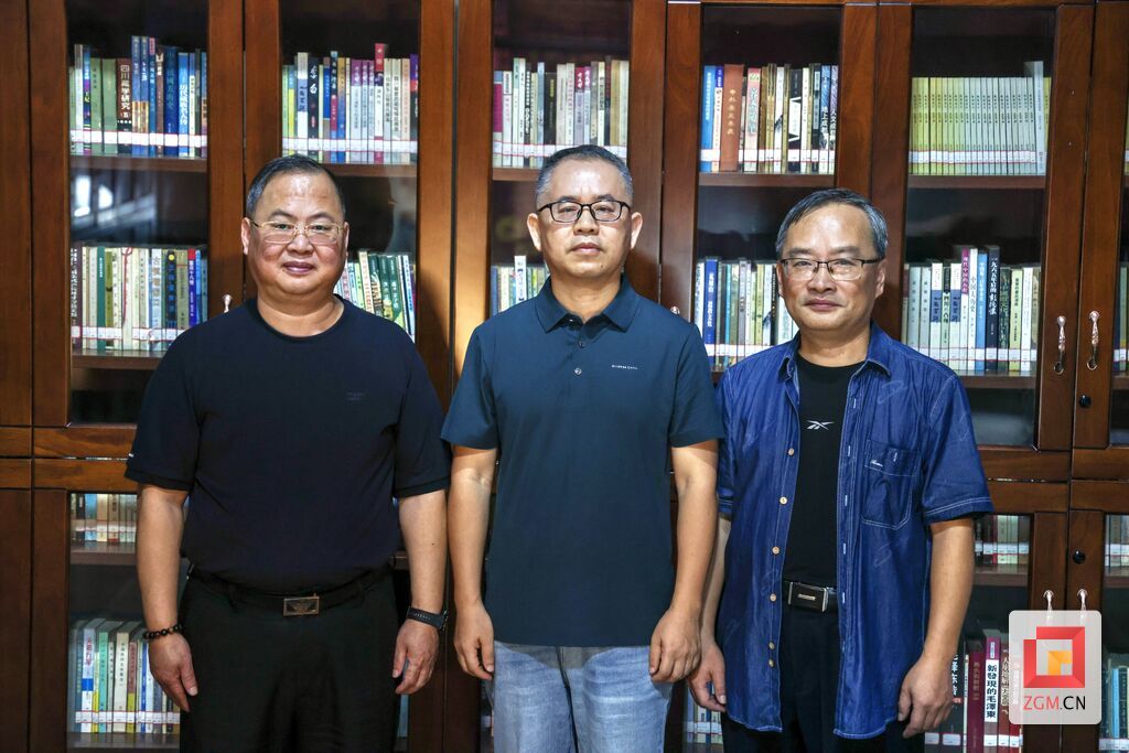 春芽文学社三届社长合影,从左至右为周春文、张纲、张平 记者 周馨钰 摄.jpg
