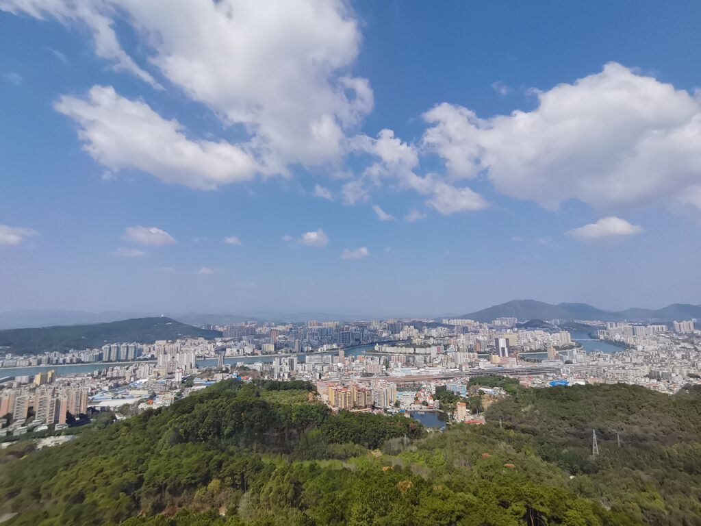 韶关市区远眺。韶关日报记者 张伟 摄