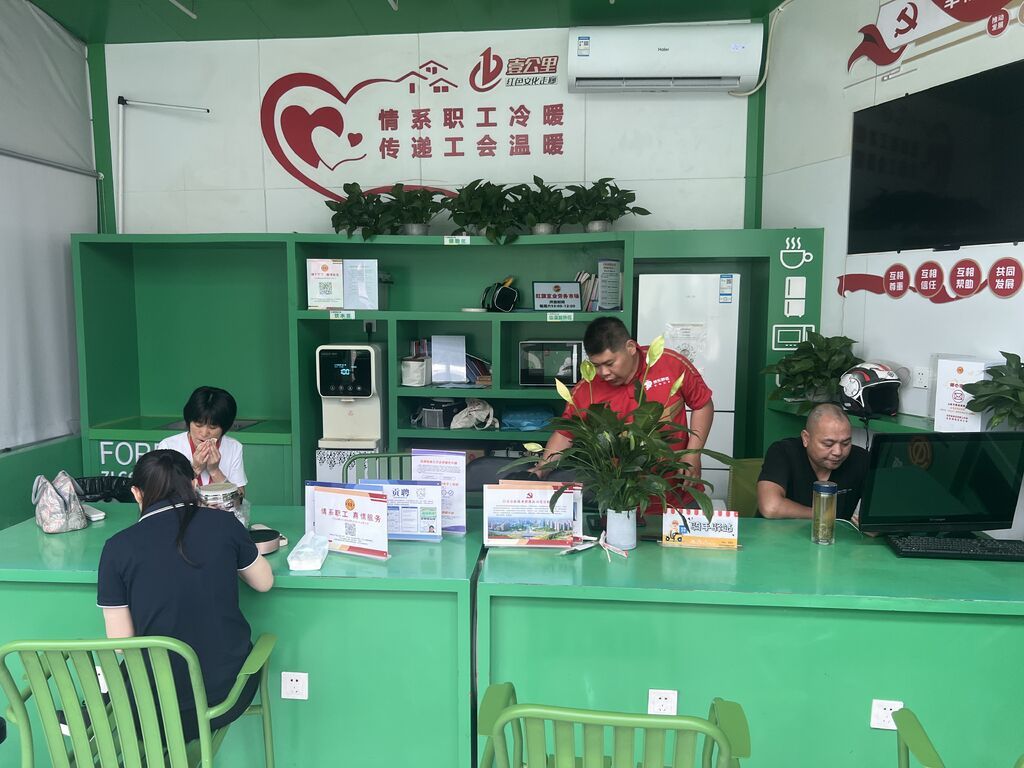 灯城驿站成了一线劳动者的“温馨小家” 记者 陈行 摄.jpg