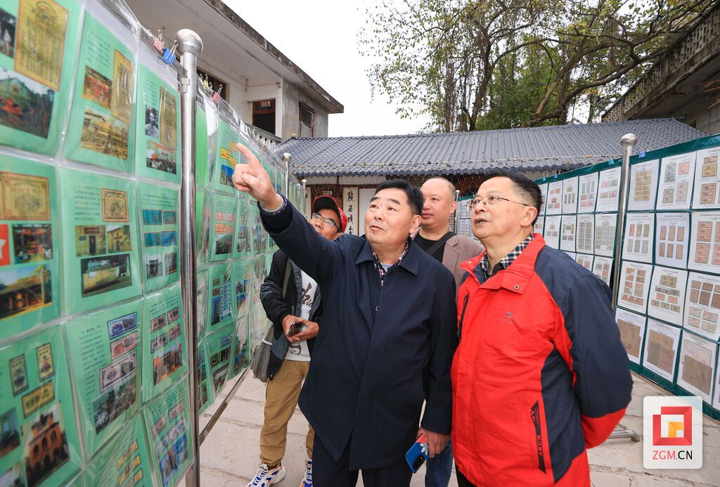 蔣俊正在給“糧友”介紹自己的藏品.jpg