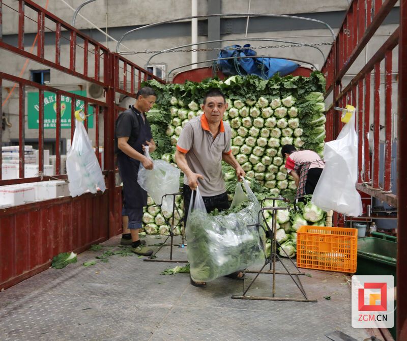 西南农商蔬菜批发市场商贩正在搬运货物 .JPG