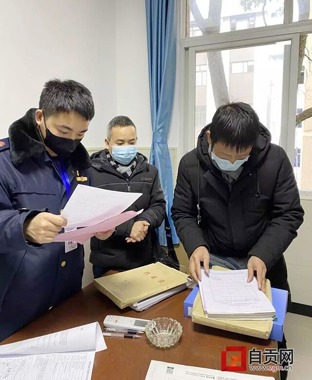 胡偉男（左一）檢查中醫(yī)院電梯消毒工作.webp.jpg