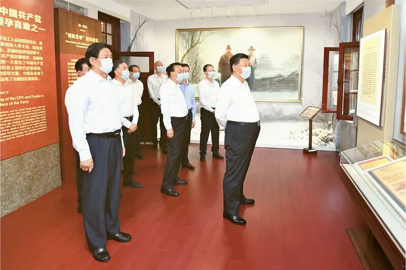2021年6月25日，中共中央政治局就用好紅色資源,、賡續(xù)紅色血脈舉行第三十一次集體學(xué)習(xí),。這次集體學(xué)習(xí)采取參觀和討論相結(jié)合的形式，這是習(xí)近平,、李克強(qiáng),、栗戰(zhàn)書、汪洋,、王滬寧,、趙樂際、韓正等在北大紅樓參觀“光輝偉業(yè)　紅色序章——北大紅樓與中國(guó)共產(chǎn)黨早期北京革命活動(dòng)主題展”,?！⌒氯A社記者 謝環(huán)馳/攝