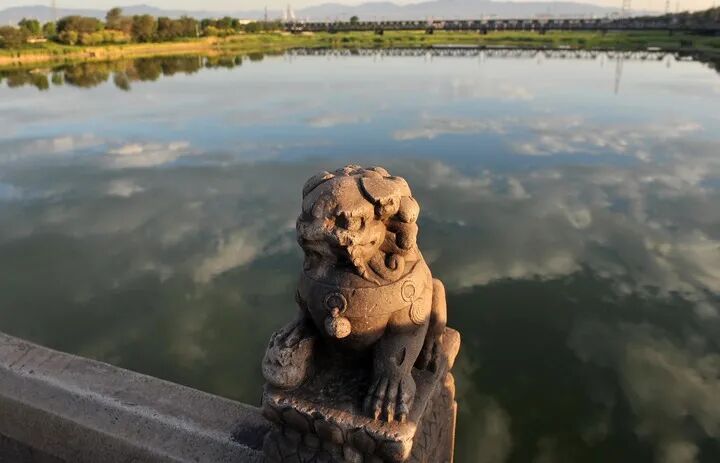 卢沟桥上的石狮 新华社发