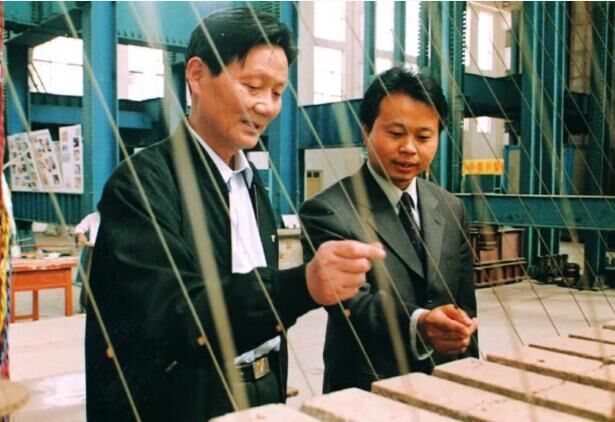 顾安邦(左)与研究生