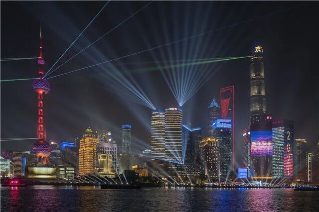 这是在上海外滩拍摄的陆家嘴光影秀（2021年1月2日摄）。新华社记者 王翔 摄