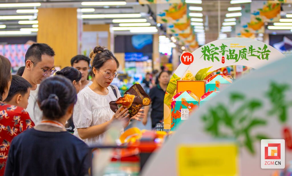 市民选购端午商品 记者 叶卫东 摄.jpg