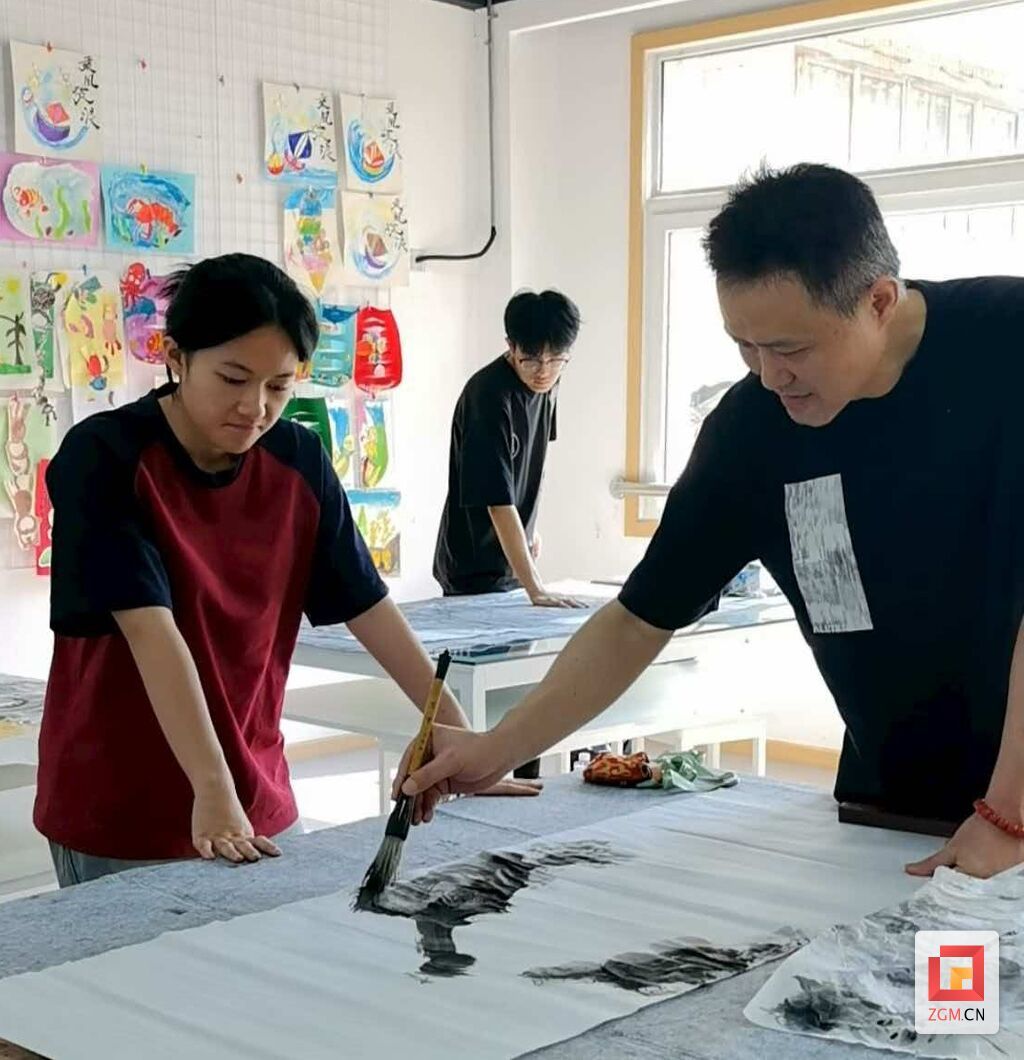 周弋寒(右一)在教学中.jpg
