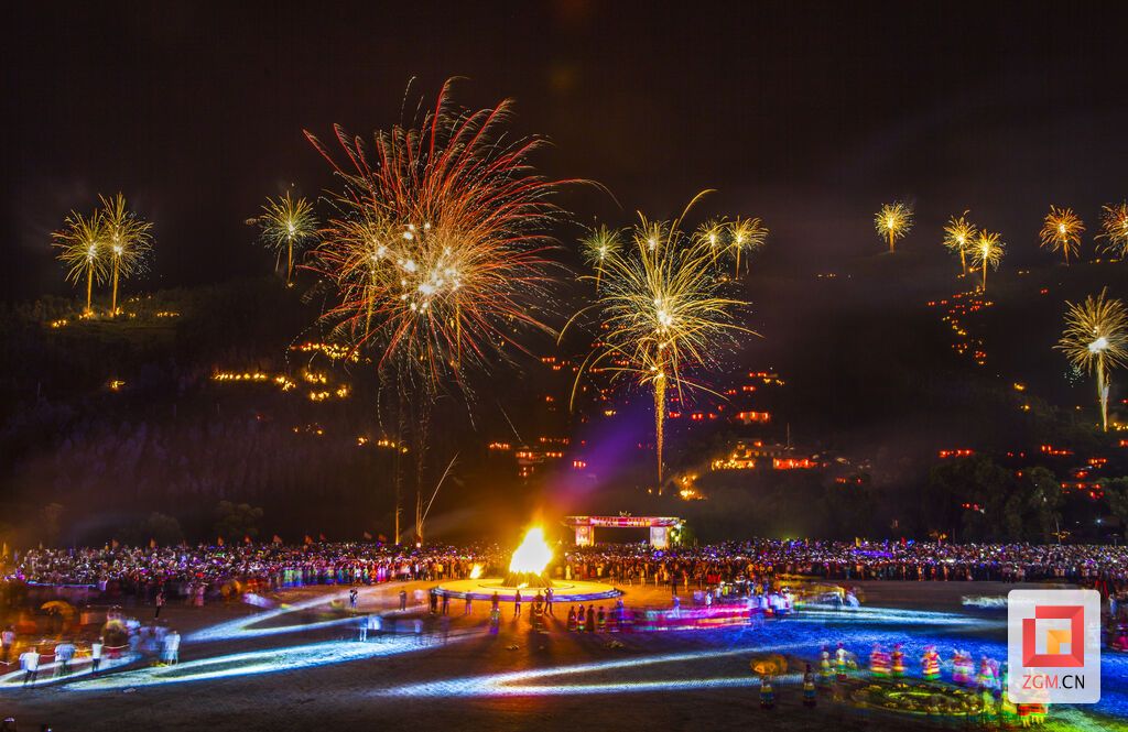 凉山“火把节”，传达着热情奔放的生活态度和质朴沉郁的生命观念，被称为“东方狂欢节”。.jpg