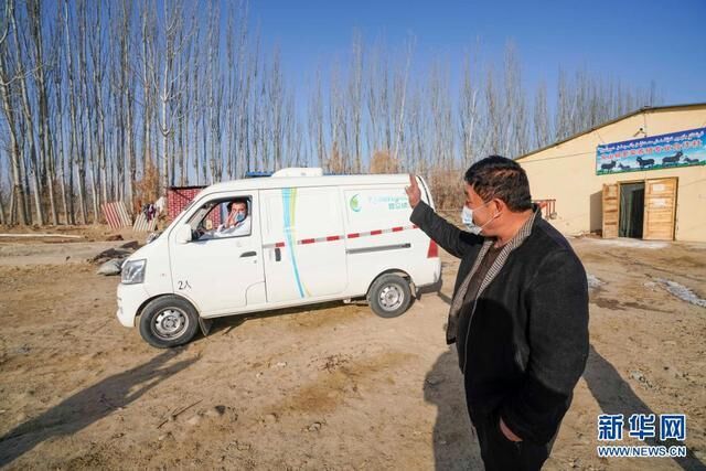 在新疆和田皮山县阔什塔格镇加依纳古特村繁荣养殖专业合作社，吾拉木·图尼亚孜向前来收购驴奶的企业工作人员打招呼（2月4日摄）。新华社记者 赵戈 摄
