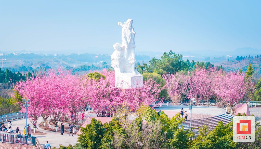 红梅簇拥英雄雕像 记者 宋姿熠 摄.jpg