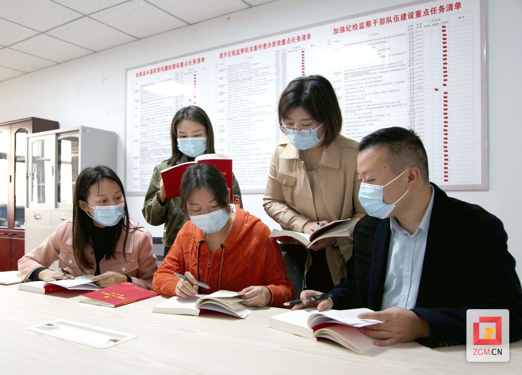 荣县纪委监委机关干部集中学习讨论党的二十大报告.jpg