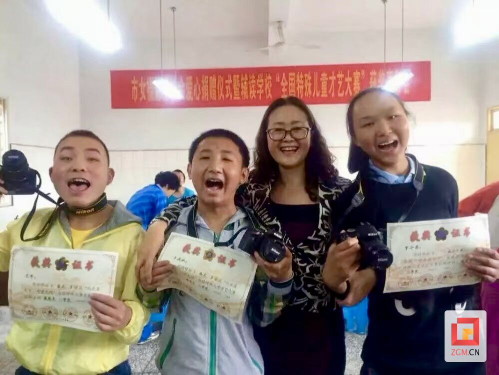 孩子們攝影作品獲獎(jiǎng)，高興極了。.jpg