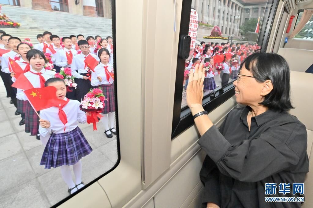 6月29日，庆祝中国共产党成立100周年“七一勋章”颁授仪式在北京人民大会堂金色大厅隆重举行。这是“七一勋章”获得者张桂梅向青少年致意。新华社记者 岳月伟 摄
