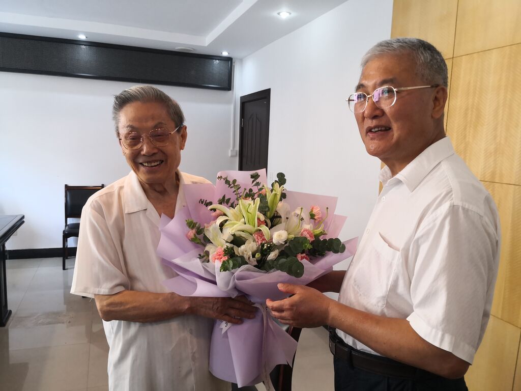 廣安市人大常委會(huì)主任余儀向楊老慰問獻(xiàn)花 李程煜 攝?