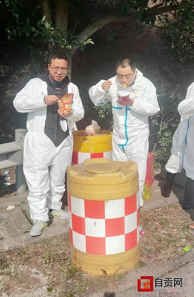 2月1日，吳俊與同伴在采購防護物資的途中.webp.jpg
