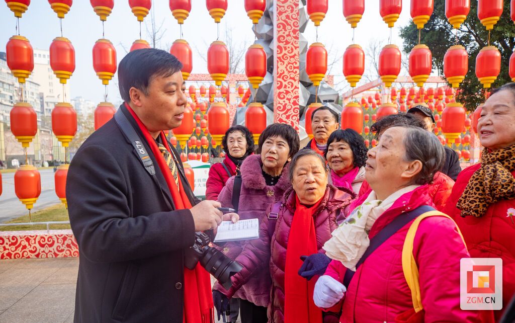 欧大可（左）与764退休职工交流 记者 叶卫东 摄.jpg