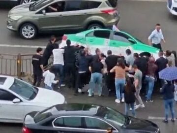 视频丨阆中一女子被卷入车底 十多名陌生人瞬间跑拢掀车救援