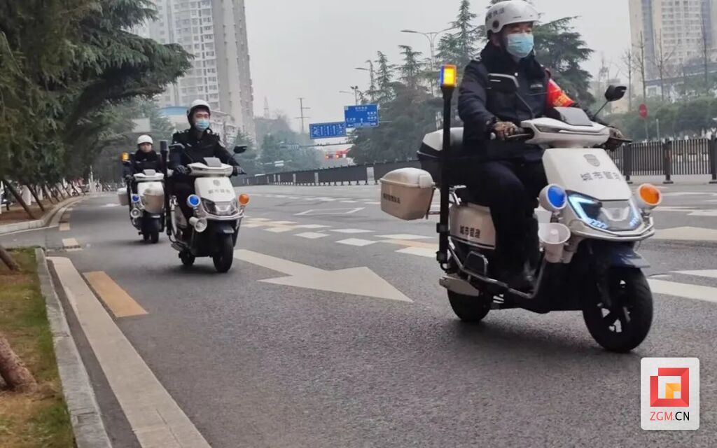 城管執(zhí)法人員加強(qiáng)安全巡查.jpg