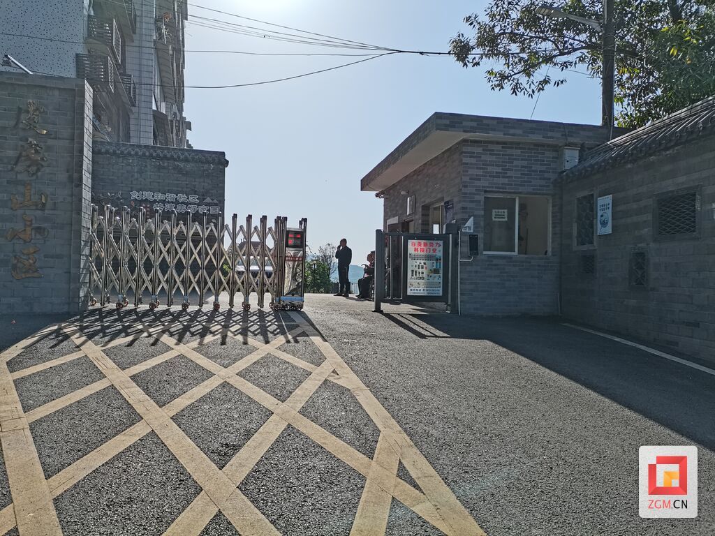 改造后的小区大门.jpg