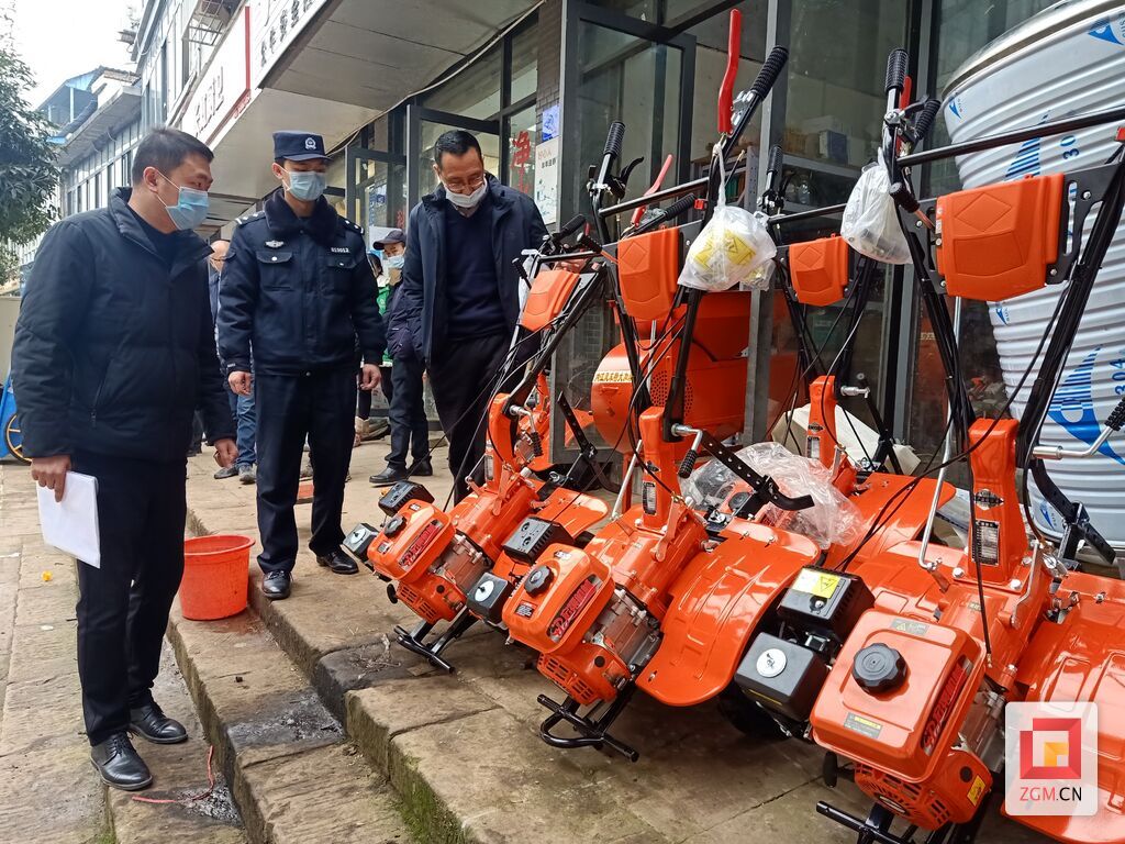 檢查農(nóng)機(jī)護(hù)春耕.jpg