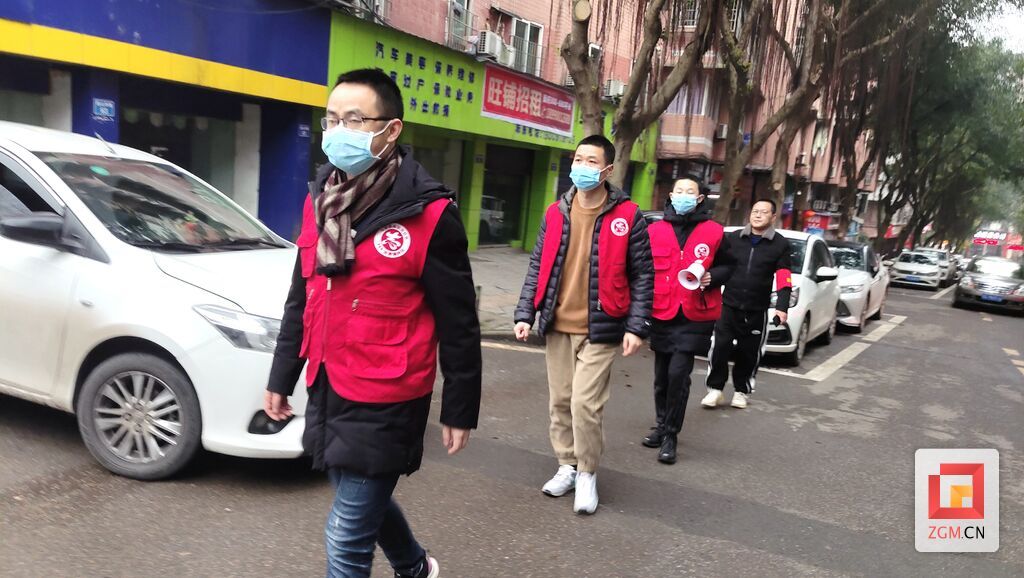 黨員志愿者走街串巷.jpg