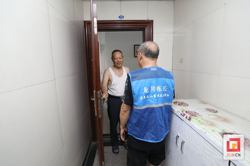謝英全開展巡樓.JPG