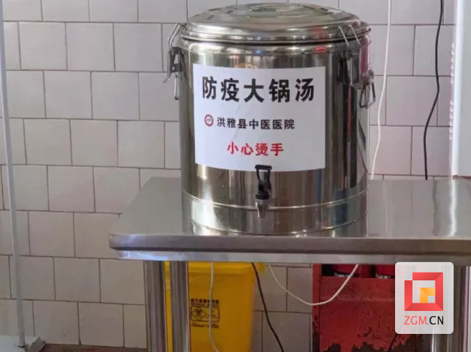 四川日报资料图 眉山洪雅县中医医院参照《四川省新冠肺炎中医药预防建议方案》，熬制中药“大锅汤”。