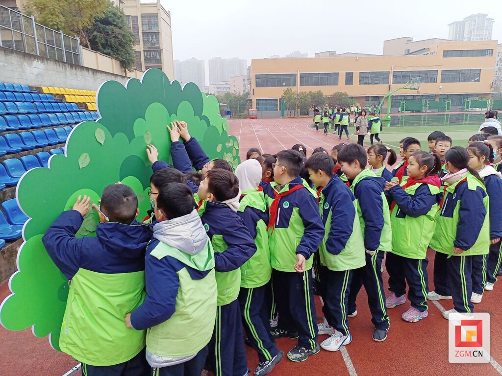進(jìn)行護(hù)林貼紙 記者 陳凡逸 攝.jpg