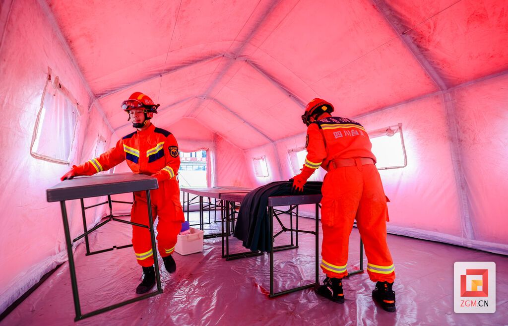 消防员在贡井区消防救援大队开展灾害现场前方指挥部搭建操训练 