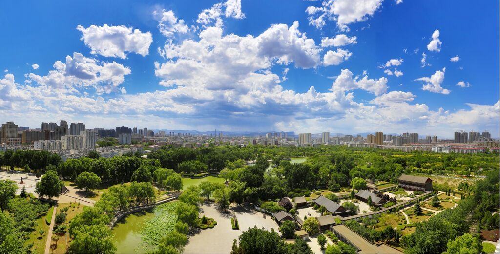 近年来，邢台市主城区空气质量持续好转。图为邢台市达活泉公园鸟瞰。（邢台日报社全媒体记者 黄涛 摄）