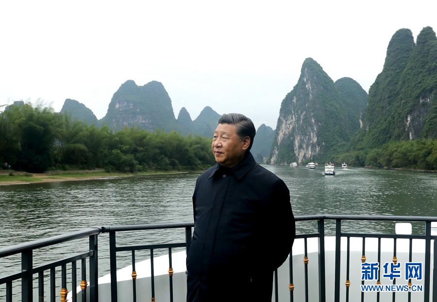 4月25日至27日，中共中央总书记、国家主席、中央军委主席习近平在广西考察。这是25日下午，习近平在桂林市阳朔县，乘船考察漓江阳朔段。 新华社记者 鞠鹏 摄设为缩略图