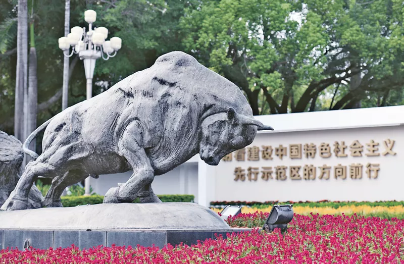 这是深圳深南大道的“拓荒牛”雕像（2020年10月12日摄）。新华社记者 梁旭/摄