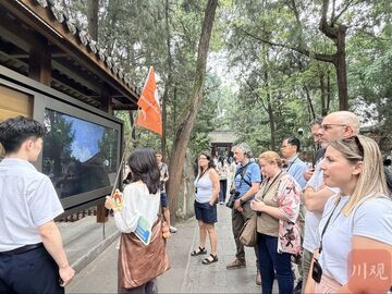 “原来刘备、关羽、张飞是这样的英雄人物！”西班牙旅行商被三国文化圈粉