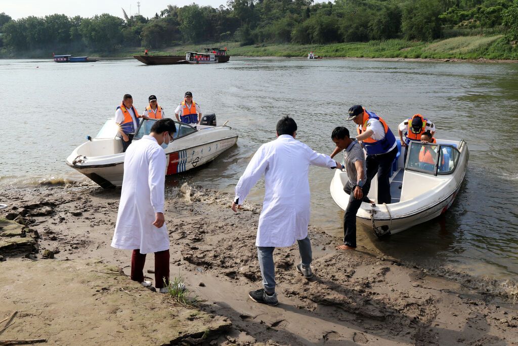 图：打捞落水群众上岸