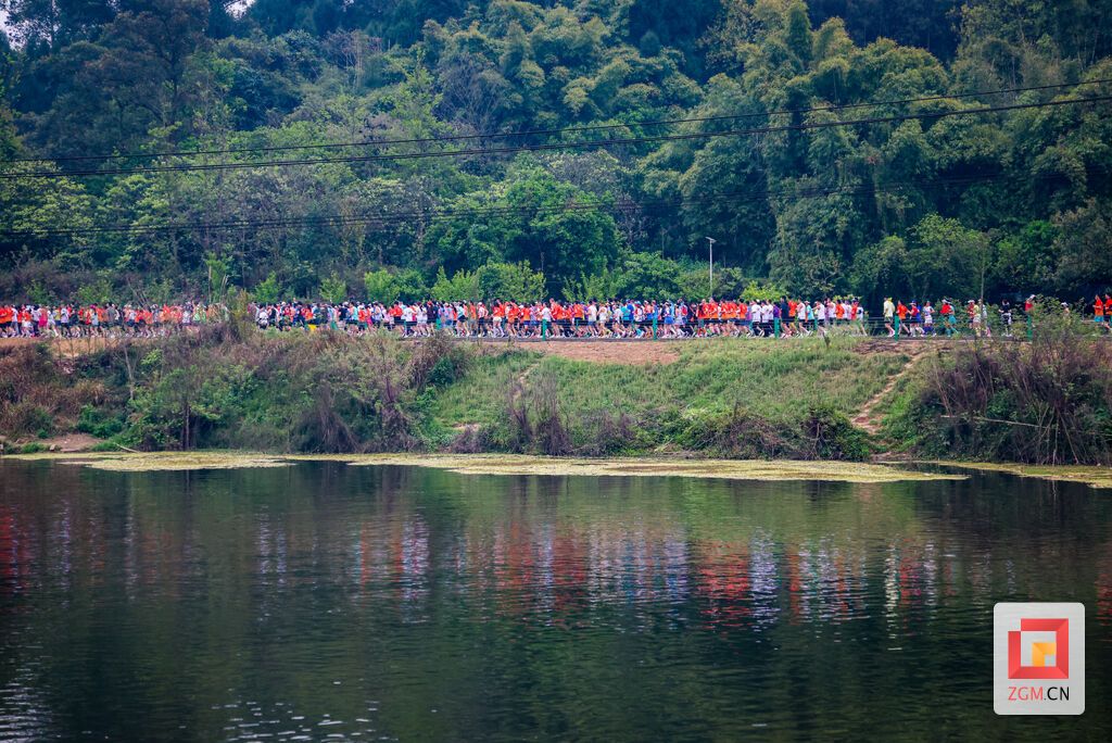 山水和跑者相映 记者 周馨钰摄.JPG