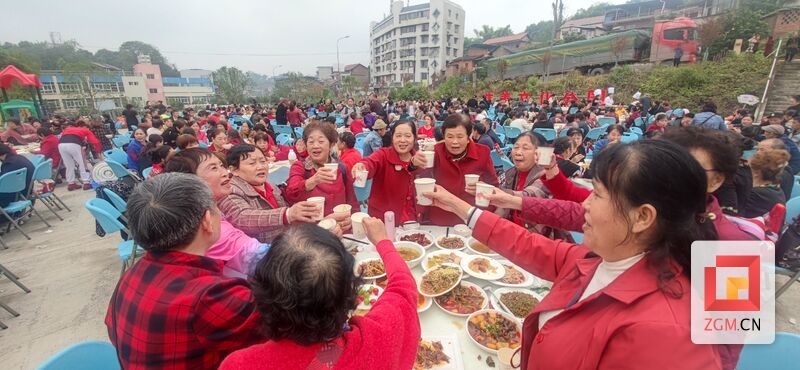 自贡市举办“共享重阳坝坝宴”活动（1）.jpg