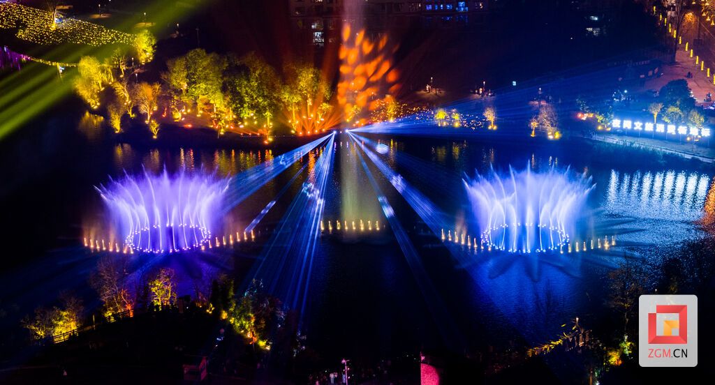 音乐喷泉翩然舞动 五彩斑斓的灯光映照在灵动的水柱上 记者 宋姿熠 摄 (2).jpg