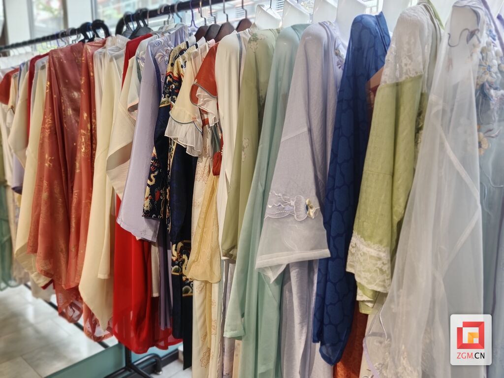 漢服店鋪中款式繁多的漢服.jpg