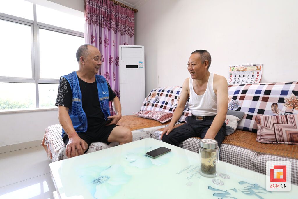 謝英全看望居民賴漢君.JPG