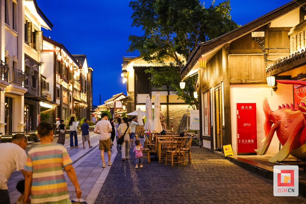 市民夜游自流井老街尽享烟火夜色 记者宋姿熠 摄.jpg