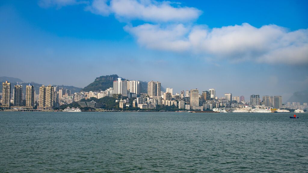 图：95年前被英舰炮击的地方如今高楼林立，绿树成荫，变成高峡平湖中一颗璀璨的明珠。重庆三峡融媒体中心记者 冉孟军 摄