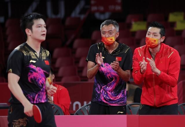 8月6日，中国队教练秦志戬（中）与选手许昕（右）在场边加油。新华社记者 王东震 摄