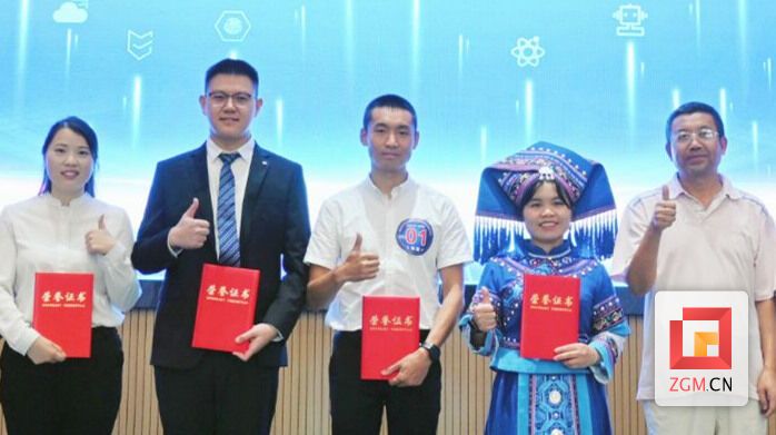 杨承博(中)在2023年“创青春”川渝青年创新创业大赛川南经济区决赛现场领奖(资料图).jpg