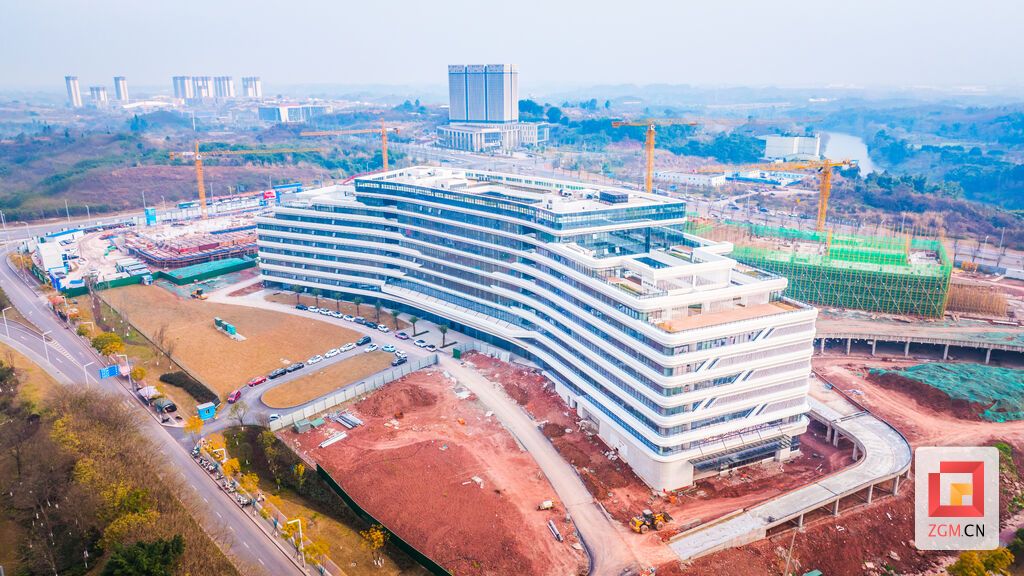 科创中心玻璃幕墙通透大气，弧形轮廓勾勒盐都未来感 记者 宋姿熠 摄.jpg