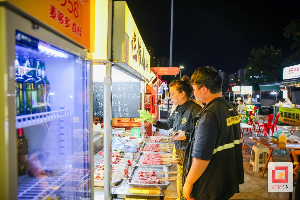 夜市摊位食材新鲜齐备,摊主有序备餐,满是自贡夜间美食烟火气 记者 宋姿熠 摄.jpg