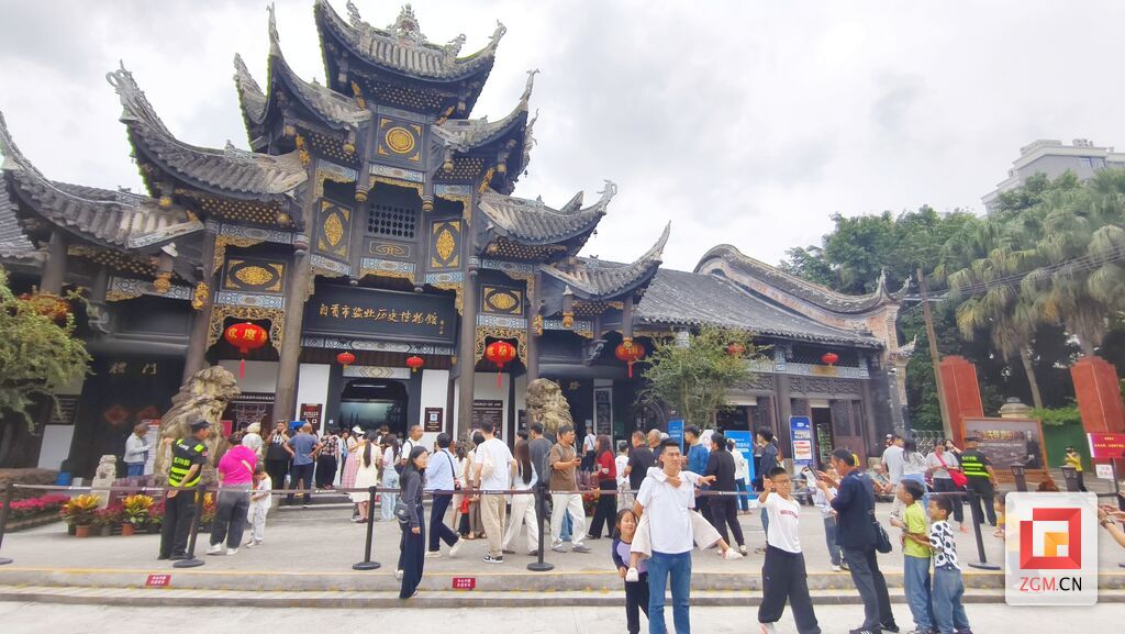 游客在大门前合影留念.jpg