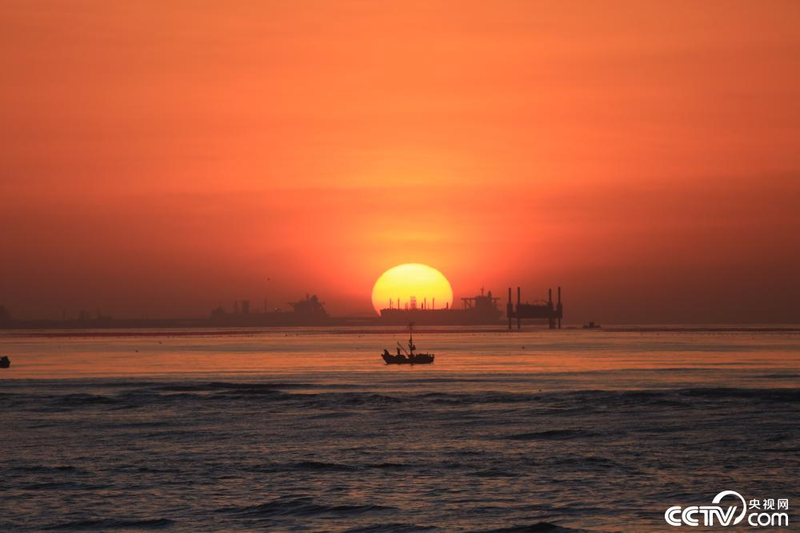 早起捕鱼的渔船与红日相互映衬,构成了一幅唯美的春天海上日出画卷