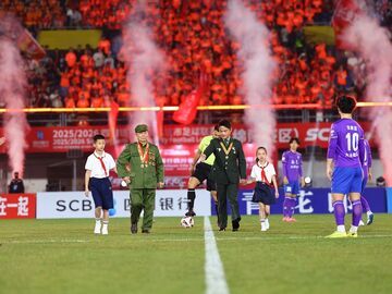 “川超”名场面丨致敬英雄！两代一等功臣为“川超”绵阳主场开球