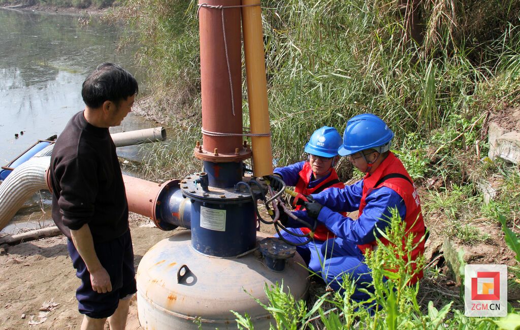 共產(chǎn)黨員服務(wù)隊隊員對抽水站電機、配申箱等設(shè)備開展用電安全檢查.jpg